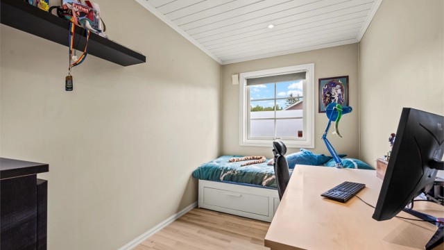 Soverom 3 laminat på gulv, malte flater på vegg og panelbord i himling med downlights