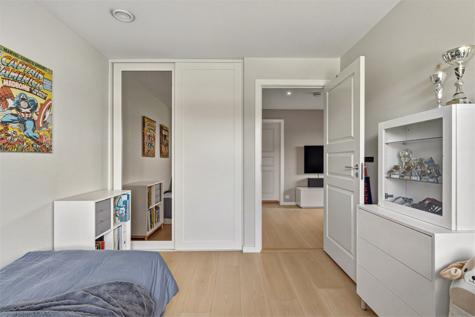 Plassbygget skyvedørsgarderobe i nisje på soverom 2