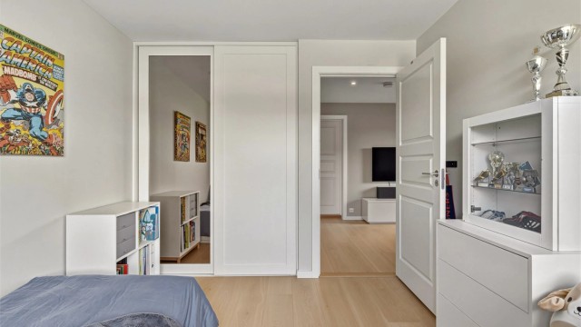 Plassbygget skyvedørsgarderobe i nisje på soverom 2