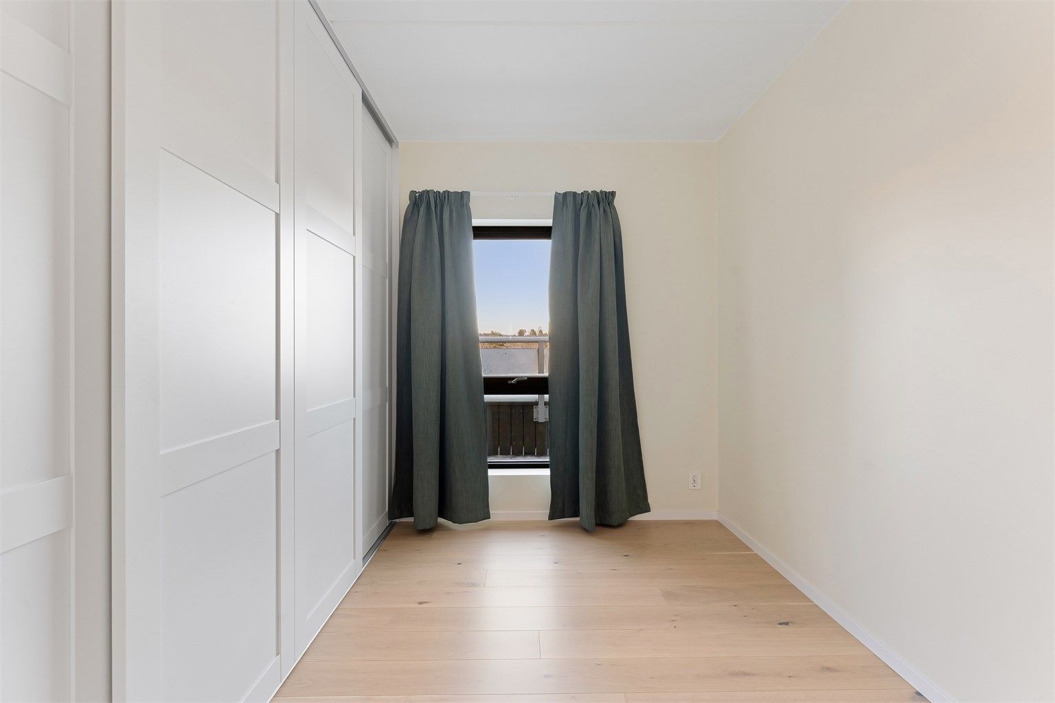 Soverom 2 med integrerte garderobeløsninger