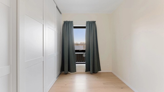 Soverom 2 med integrerte garderobeløsninger