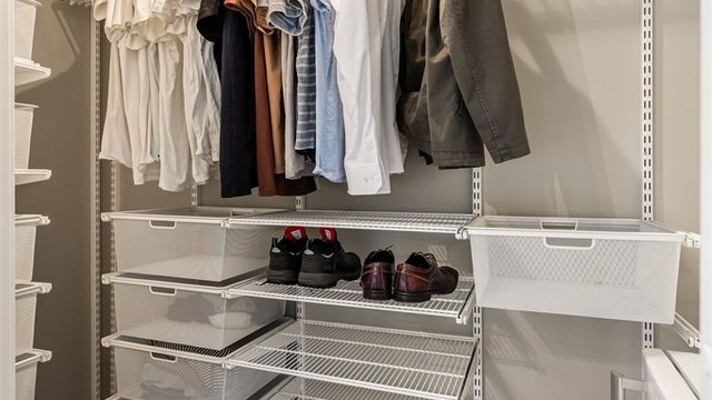 Garderoben er innredet med et fleksibelt hyllesystem for effektiv oppbevaring.
