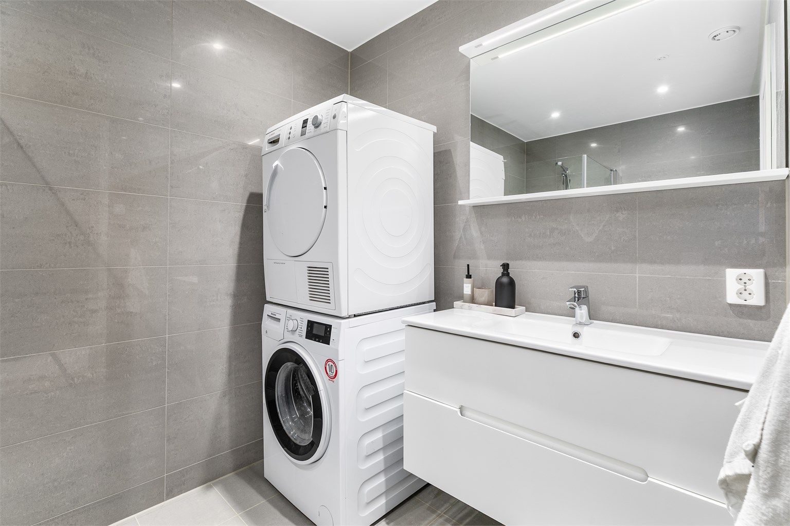 Badet er innredet med lekre møbler fra Hafa.