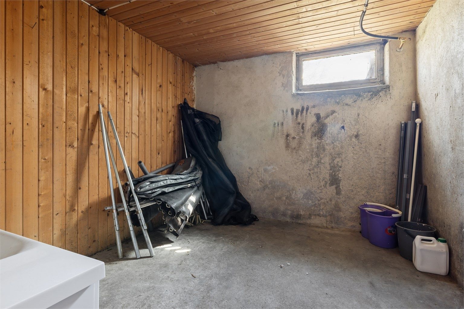 Bodene har betonggulv og malte overflater.