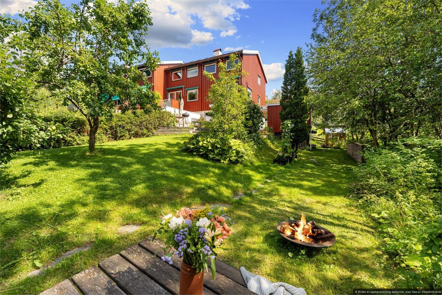 Velholdt og innbydende rekkehus med god planløsning og fredelig beliggenhet i grønne omgivelser. 