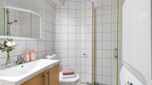 Flislagt bad fra 2001 med varme i gulvet.