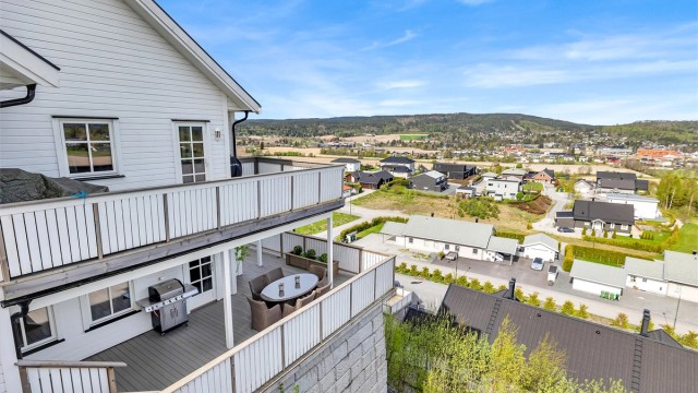 Leiligheten ligger høyt og fritt til på toppen av Festningsåsen.