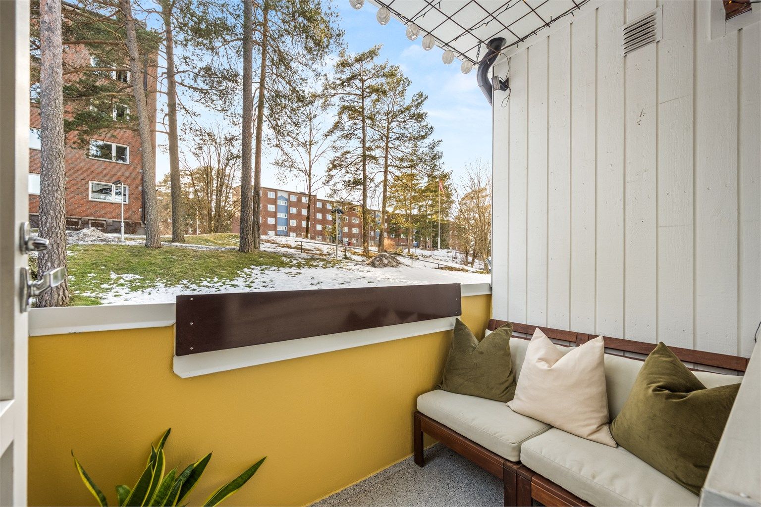 Fra stuen er det direkte utgang til en sydvestvendt balkong på 3 m² med gode solforhold.
Foto: Martine Eren Jacobsen