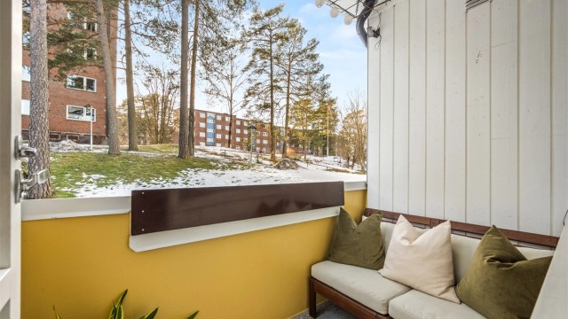 Fra stuen er det direkte utgang til en sydvestvendt balkong på 3 m² med gode solforhold.
Foto: Martine Eren Jacobsen