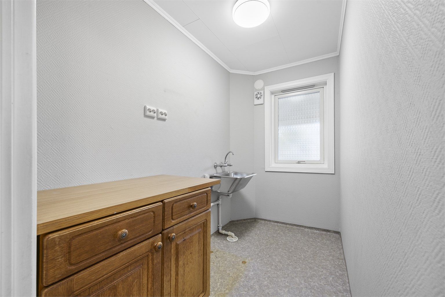 Separat vaskerom i 1. etasje med utslagsvask, opplegg for vaskemaskin og gulvvarme.