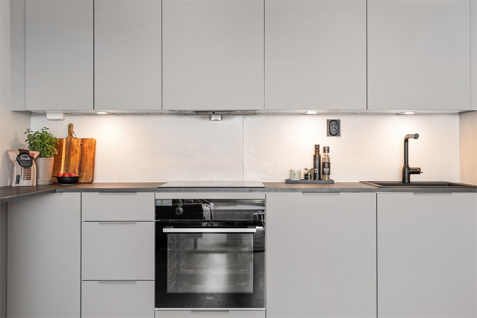 Hovedkjøkkenet har integrerte hvitevarer, inkludert oppvaskmaskin, stekeovn og platetopp. Det er også integrert kjøl/frys