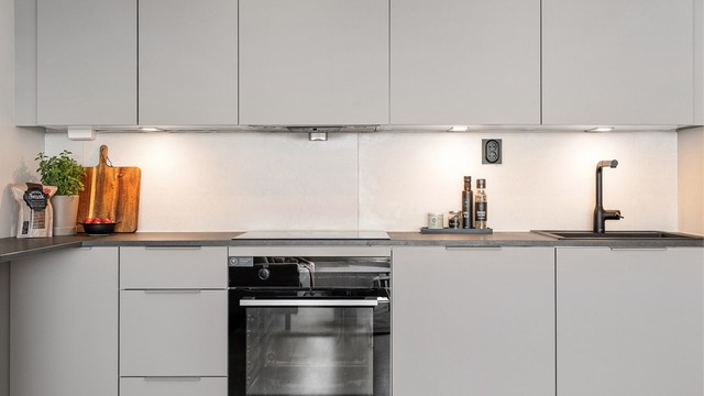 Hovedkjøkkenet har integrerte hvitevarer, inkludert oppvaskmaskin, stekeovn og platetopp. Det er også integrert kjøl/frys