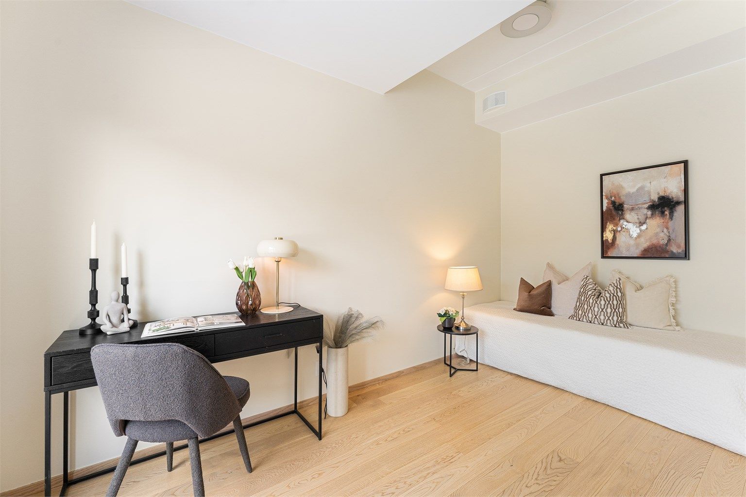 Soverom 2 er på ca. 9 kvm