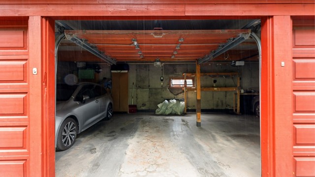 Garasjeplassen gir trygg og enkel parkering året rundt.