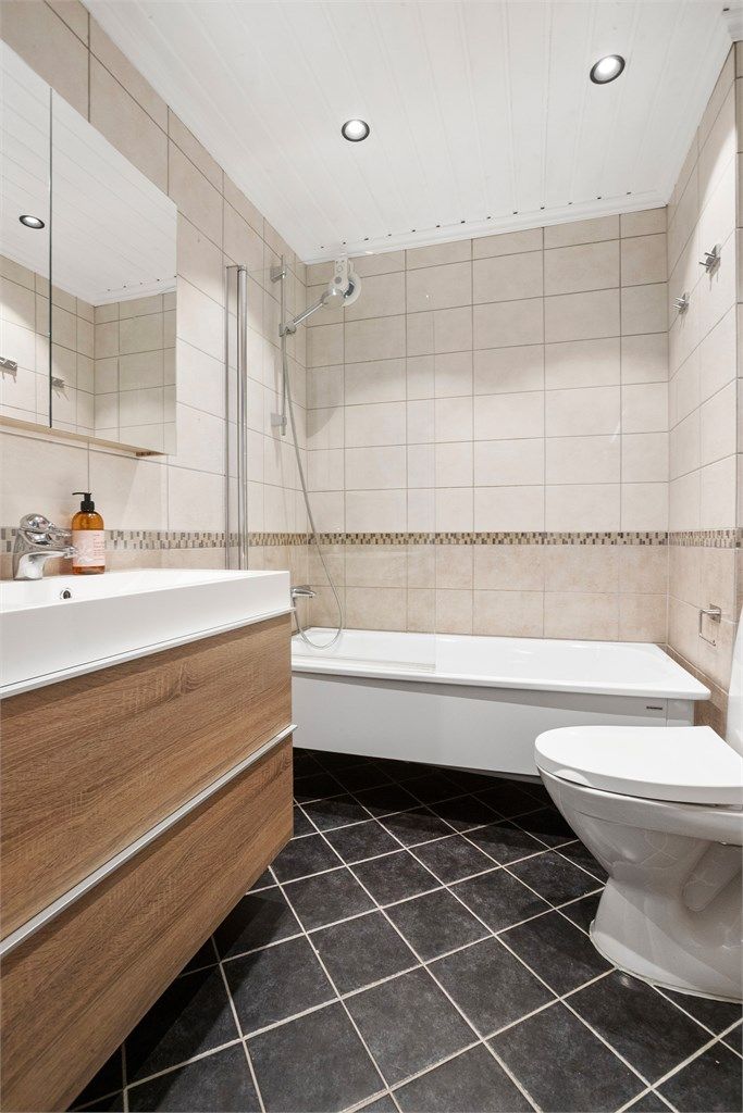 Familiebadet er fra 2009 og utstyrt med badekar og gulvvarme.