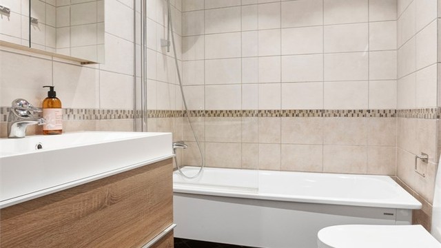 Familiebadet er fra 2009 og utstyrt med badekar og gulvvarme.