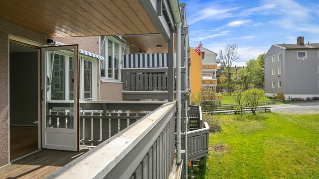 Balkongen ligger vestvendt og byr på svært gode solforhold