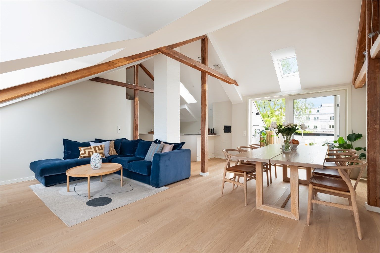 Stuen er gjennomgående med god planløsning og kan enkelt innredes med en hyggelig sofagruppe med tilhørende sofabord. 