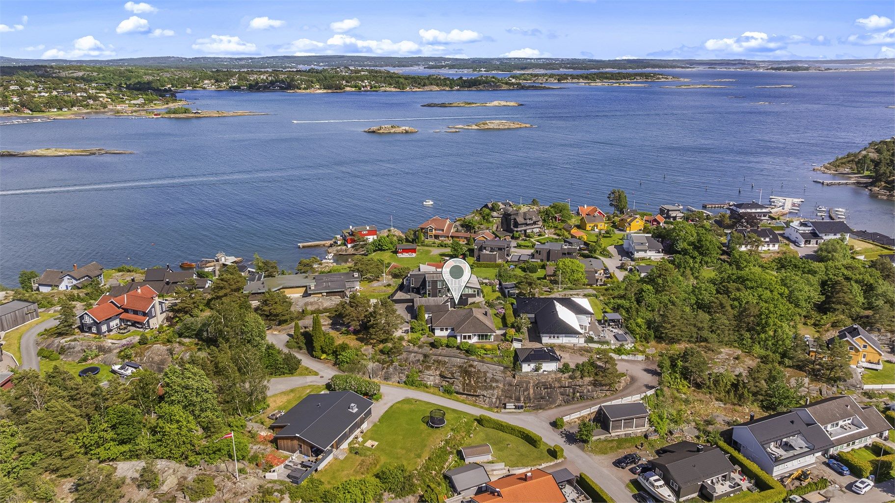 En sjelden mulighet til å sikre seg en høyt og fritt beliggende eiendom med flotte solforhold, utsikt og gode kvaliteter.