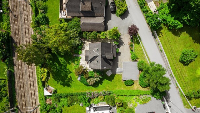Eiendommen sett ovenfra, som viser nærheten til jernbanelinjen.