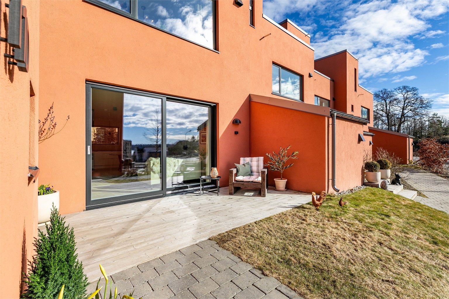 Rekkehusene i Strandtunet har sterk egenart. Fasader av pusset mur malt i friske farger vekker assosiasjoner til langt sydligere og varmere strøk.