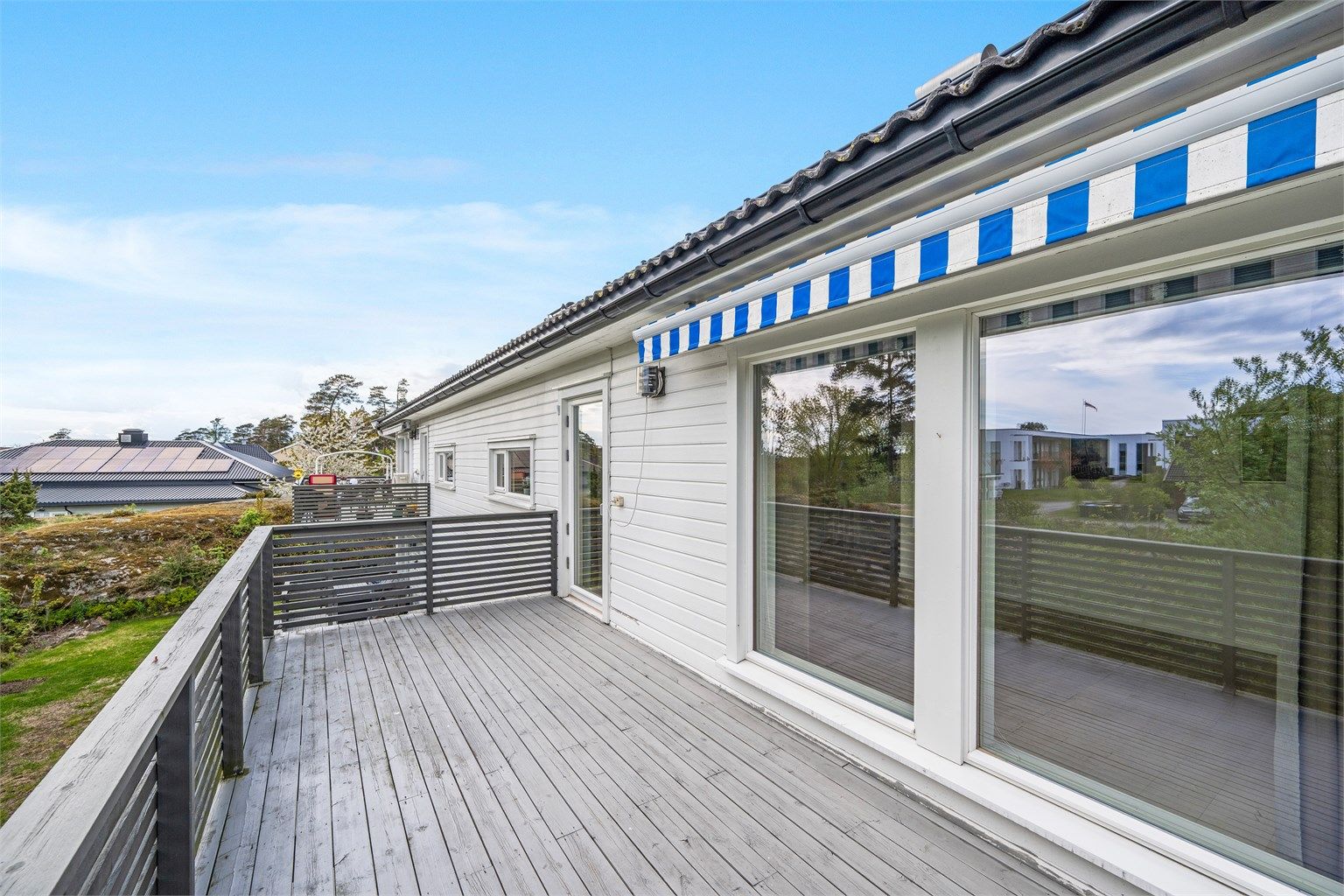 Her er det god plass til utemøbler, grill og beplantning, og området egner seg ypperlig for både avslapning og hyggelige sammenkomster.