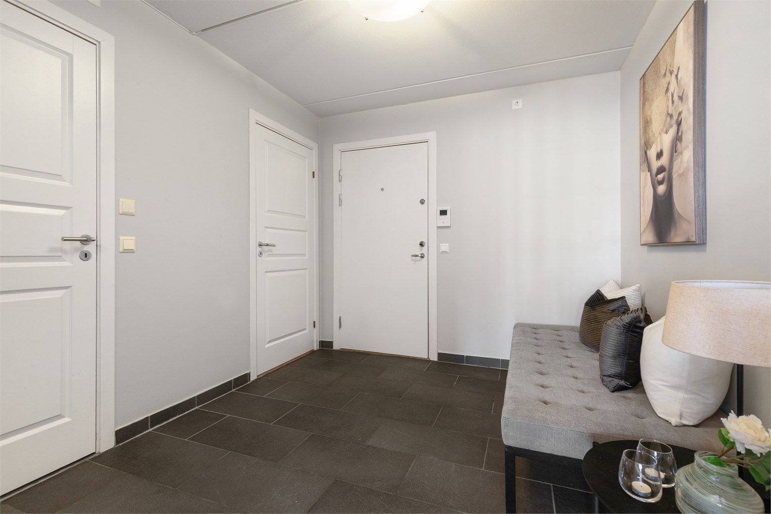 Fra entréen har man adkomst til en romslig, innvendig bod, noe som gjør at garderobeskap ikke er nødvendig for dem som ønsker en åpen og luftig entré.