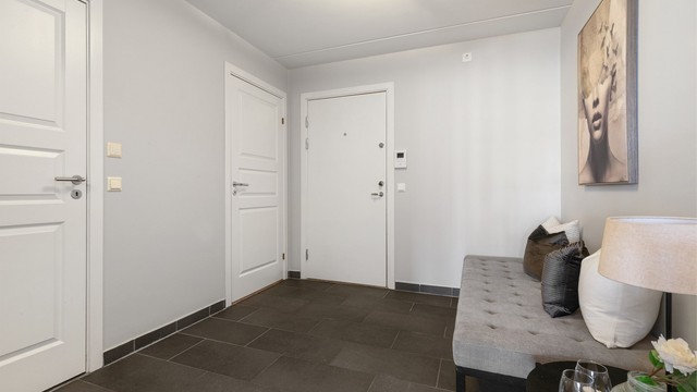 Fra entréen har man adkomst til en romslig, innvendig bod, noe som gjør at garderobeskap ikke er nødvendig for dem som ønsker en åpen og luftig entré.