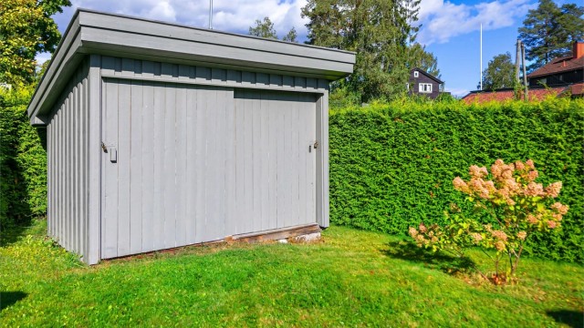 Frittstående utebod på tomten for hageredskaper og sesongutstyr.