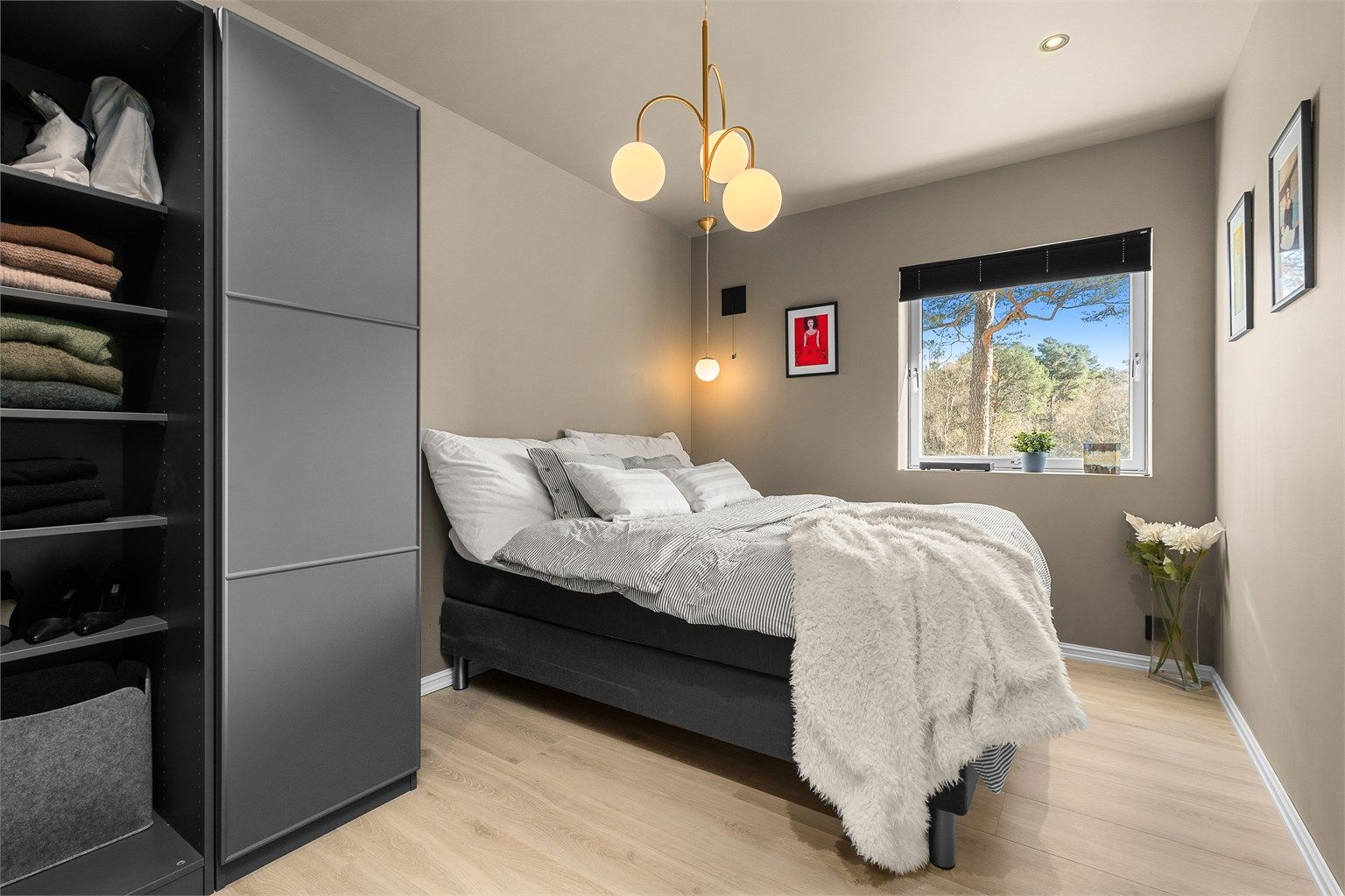 Hovedsoverommet er innredet med god plass til dobbeltseng og byr på en lun og behagelig atmosfære.