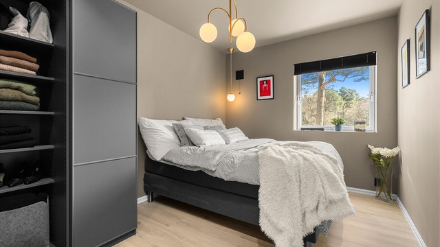 Hovedsoverommet er innredet med god plass til dobbeltseng og byr på en lun og behagelig atmosfære.