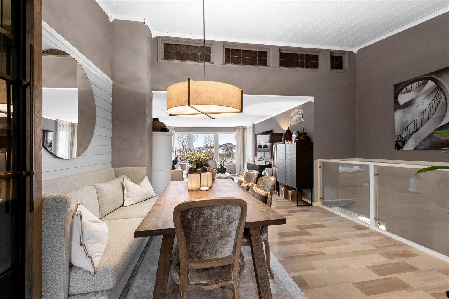 Rekkverk med tre og glass mot trappen gir en moderne og åpen overgang mellom etasjene