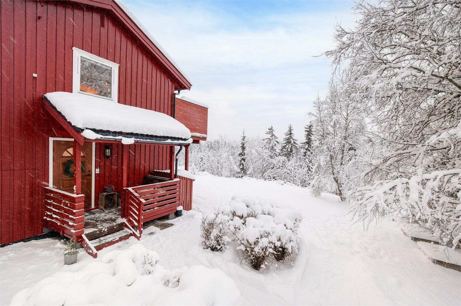 Boligen har en attraktiv og skjermet beliggenhet i et veletablert og rolig boligområde ved Kyvannet. Omgivelsene preges av grønne, fredelige og familievennlige forhold. 