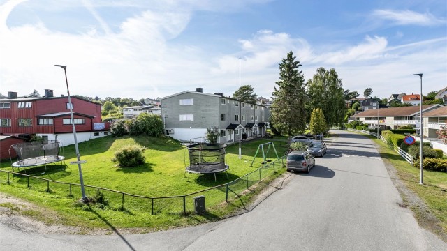På Ørejordet bor du tilbaketrukket i et utpreget barne- og familievennlig nærmiljø, men likevel sentralt i forhold til bykjernen.
