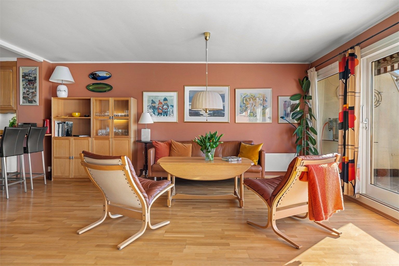 Stuen er malt i tidsriktige og lune farger