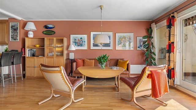 Stuen er malt i tidsriktige og lune farger