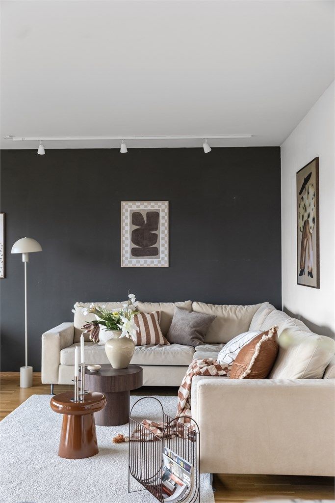 Takhimling med malte flater og downlights-skinne for belysning.