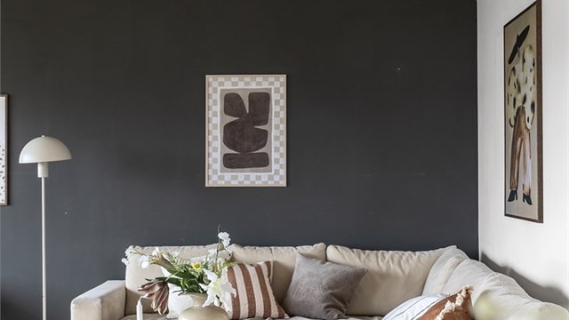 Takhimling med malte flater og downlights-skinne for belysning.