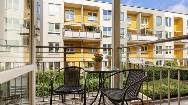 Balkong (ca. 3,8 kvm): Nordøstvendt uteplass med morgensol. Akasie gulvplater fra IKEA på betonggulv. Rekkverk i stål med stående spiler.