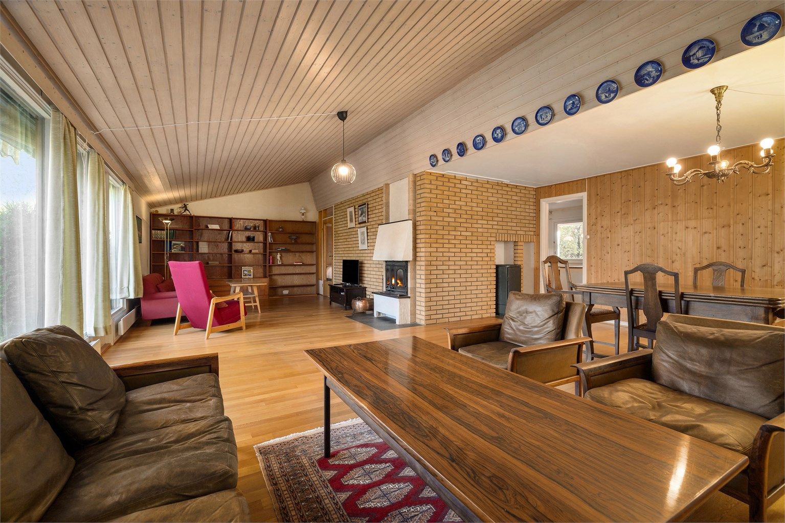 Stue - delvis høy himling - romslig stue med god plass til sofaløsning og spisebord