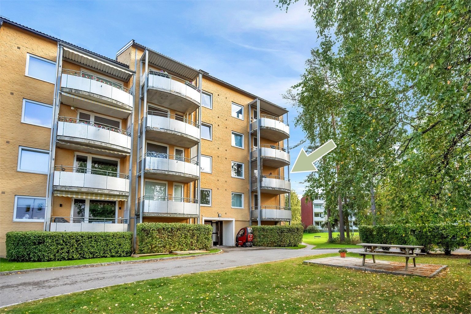 Borettslaget har store, grønne fellesområder i et etablert og rolig bomiljø.
