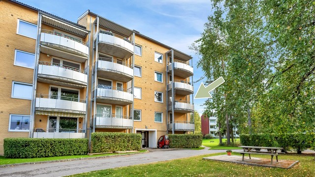 Borettslaget har store, grønne fellesområder i et etablert og rolig bomiljø.