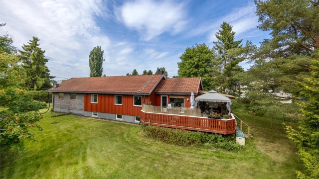 Stor tomt med gode solforhold og god plass til aktiviteter i hagen.