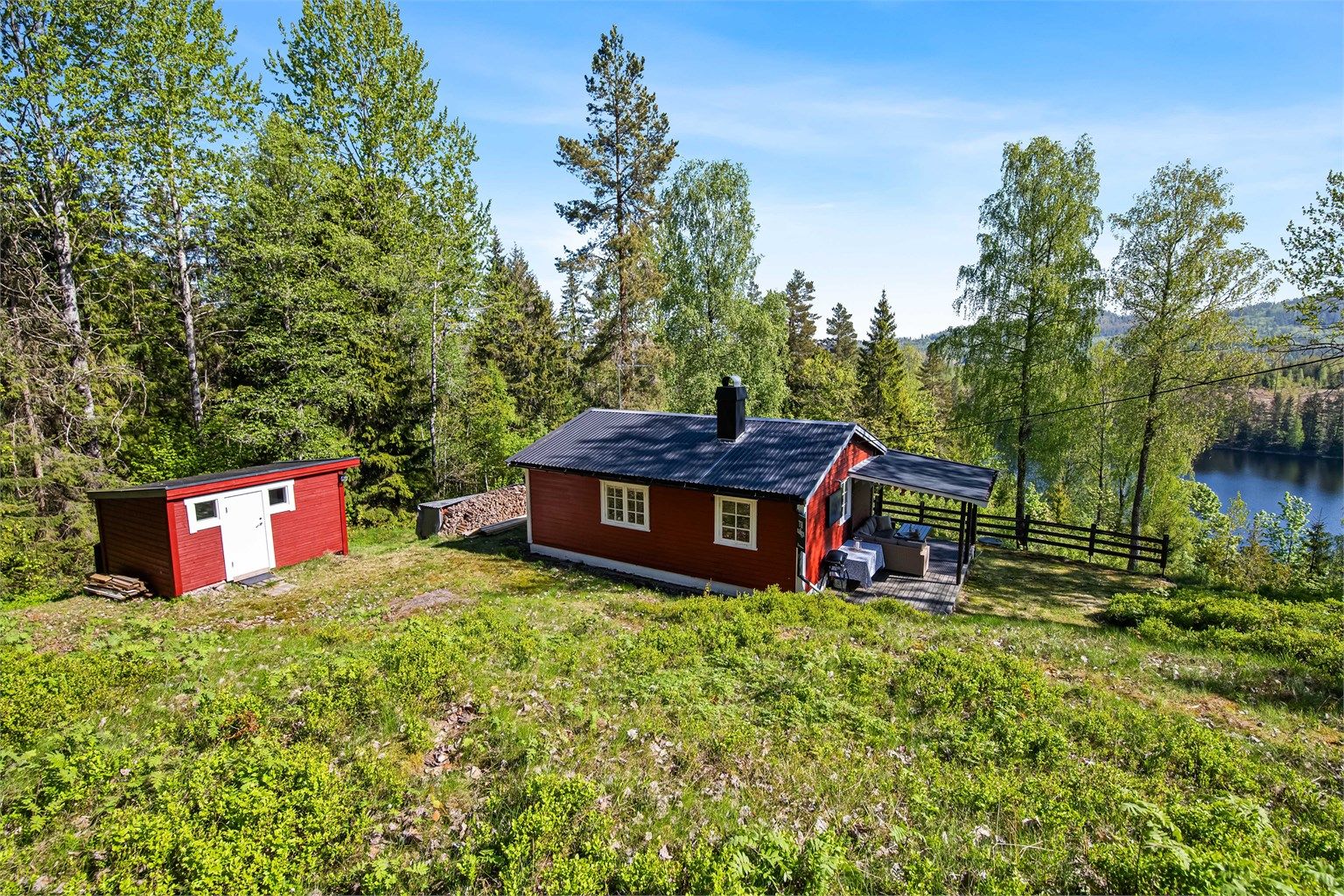 Tomten ligger fritt og solrikt til, og består for det meste naturtomt med noe gressplen.