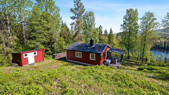 Tomten ligger fritt og solrikt til, og består for det meste naturtomt med noe gressplen.