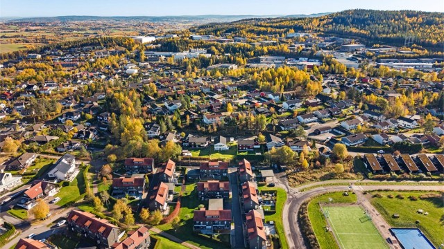 Kort vei til dagligvarebutikker på Hagan samt barnehager og skoler i nærområdet.