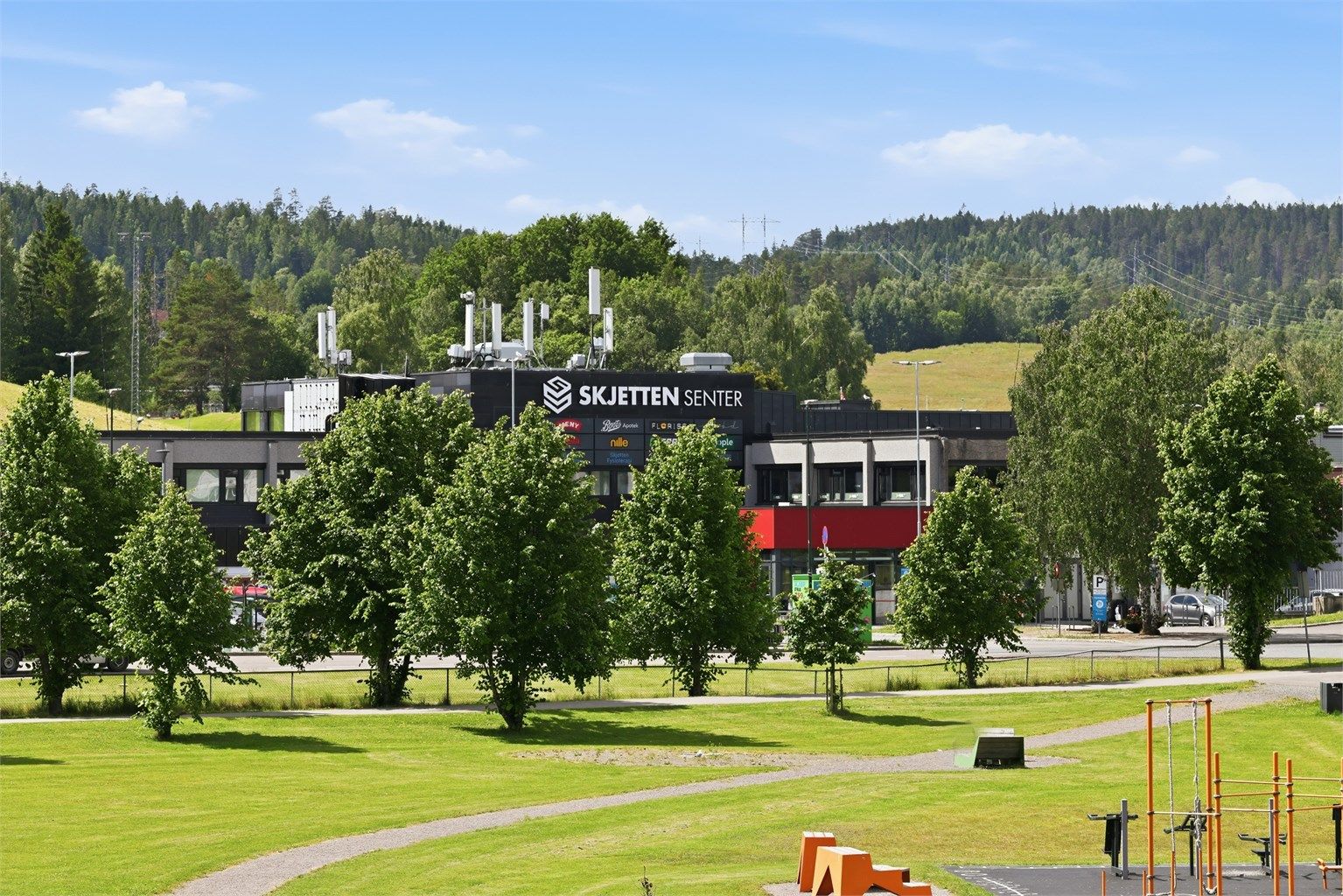 Kun 4 minutters gange til Skjetten Senter med blant annet Meny og apotek.
