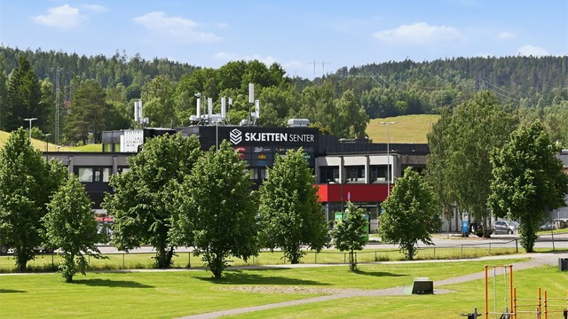 Kun 4 minutters gange til Skjetten Senter med blant annet Meny og apotek.