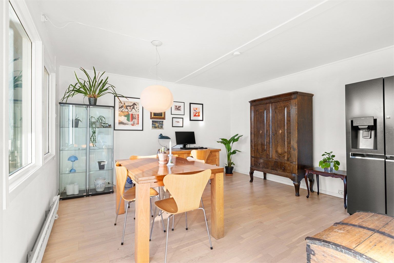 I tilknytning til kjøkkenet er det god plass for en spiseplass eller en hjemmekontorløsning.