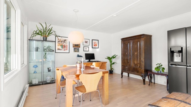 I tilknytning til kjøkkenet er det god plass for en spiseplass eller en hjemmekontorløsning.
